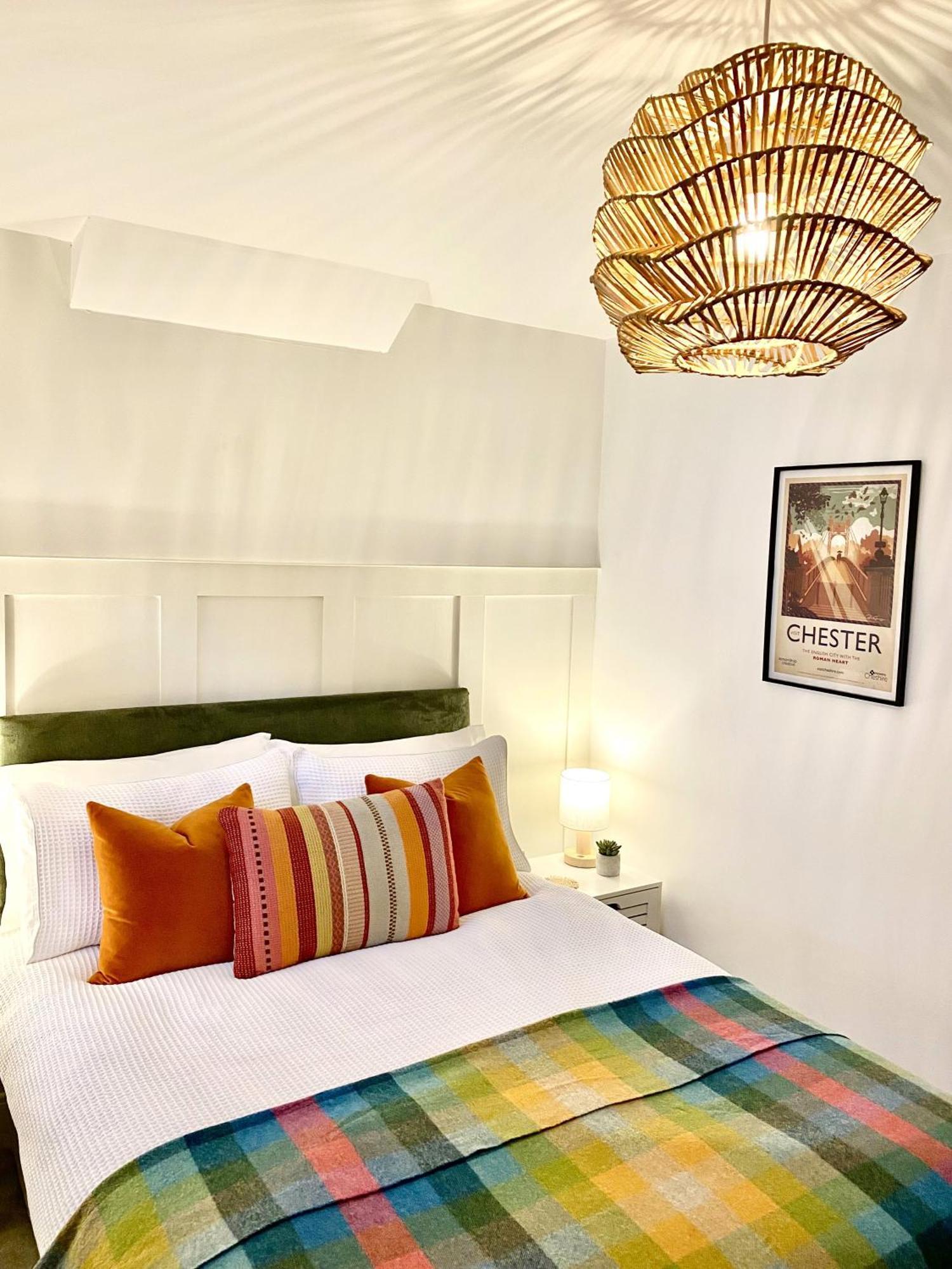 Boutique Chapel Apartment Within City Walls 切斯特 外观 照片